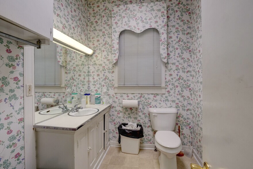 More Photos Of 14 S 5th Ave, Wilmington Office For Sale