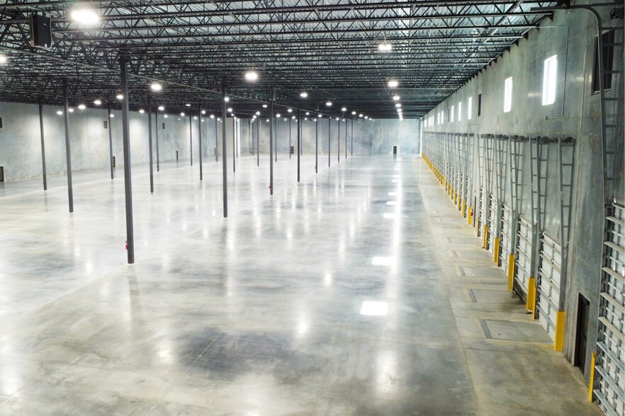 More Photos Of 5415 South Loop E, Houston Distribution For Lease
