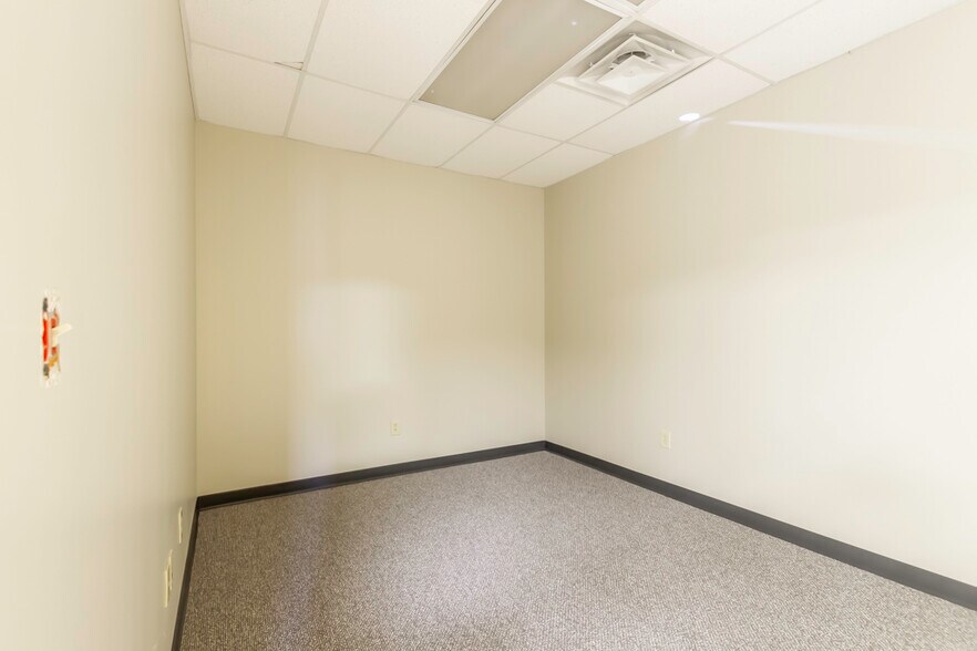 More Photos Of 2840 Mitthoeffer Pl, Indianapolis Warehouse For Sale