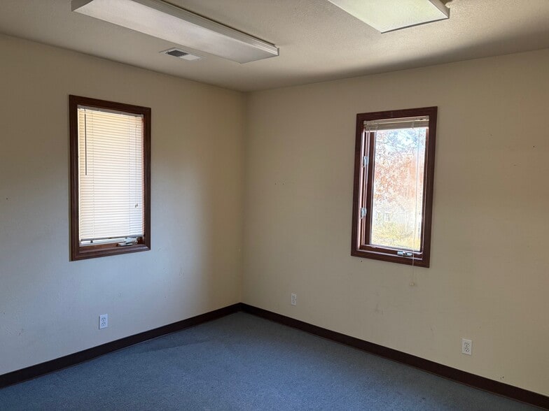 More Photos Of 11305 Hickman Mills Dr, Kansas City Office For Sale