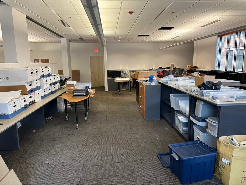 More Photos Of 85 E 8th St, Holland Medical For Lease