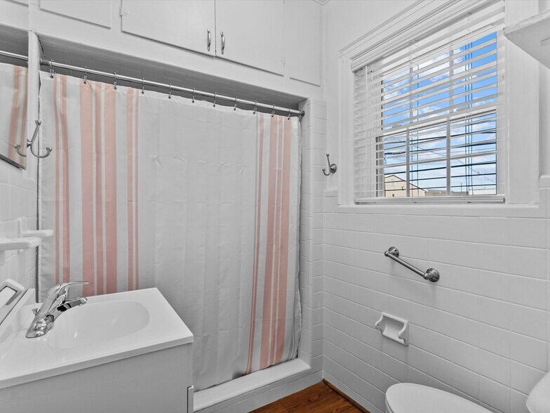 More Photos Of 302 W College St, Enterprise Flex For Sale