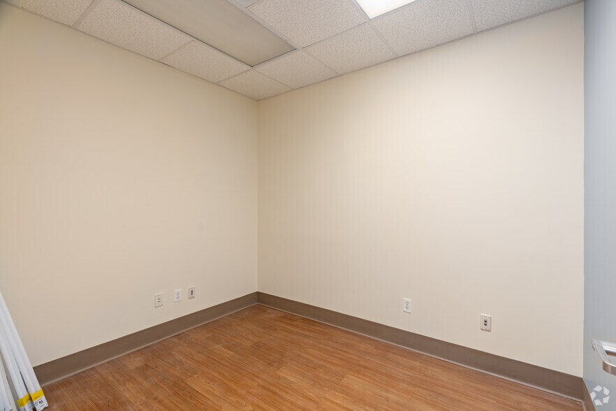More Photos Of 211-20 Union Tpke, Oakland Gardens Storefront Retail Office For Lease
