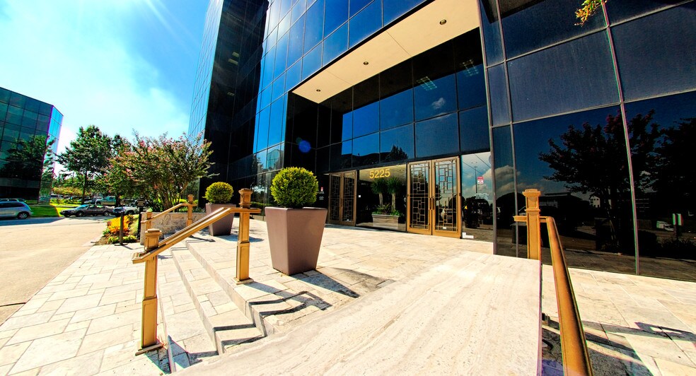 More Photos Of 5225 Katy Fwy, Houston Office For Lease