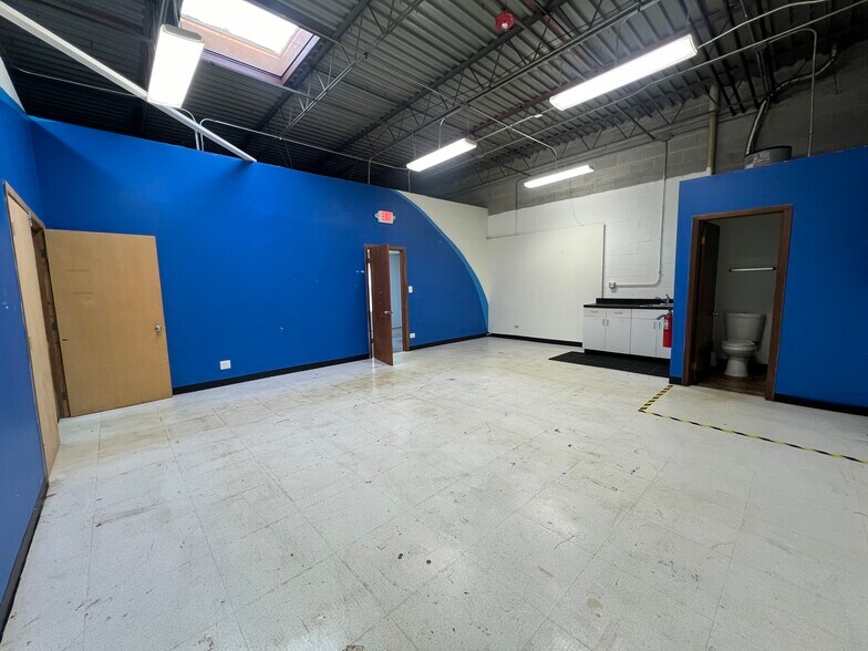 More Photos Of 225 James St, Bensenville Warehouse For Lease