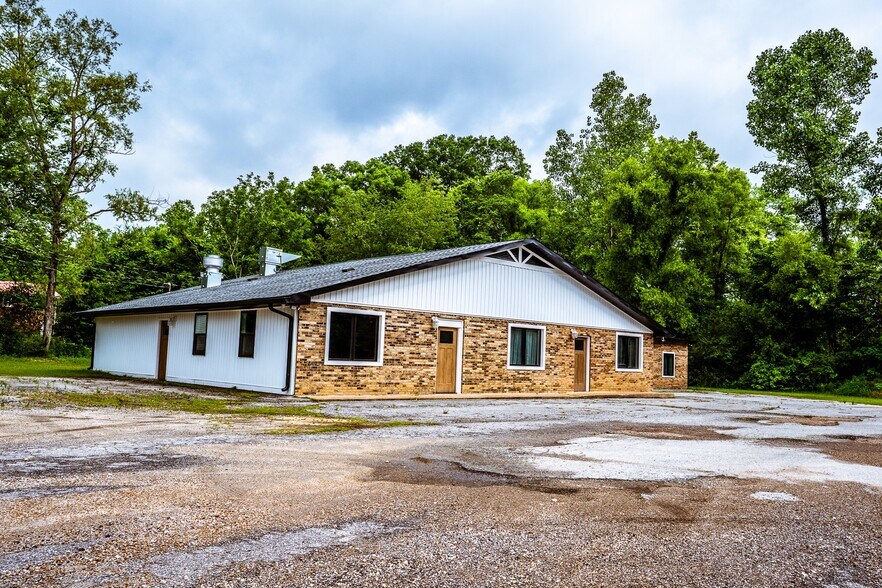 More Photos Of 20805 Seminary St, Hollow Rock Flex For Lease