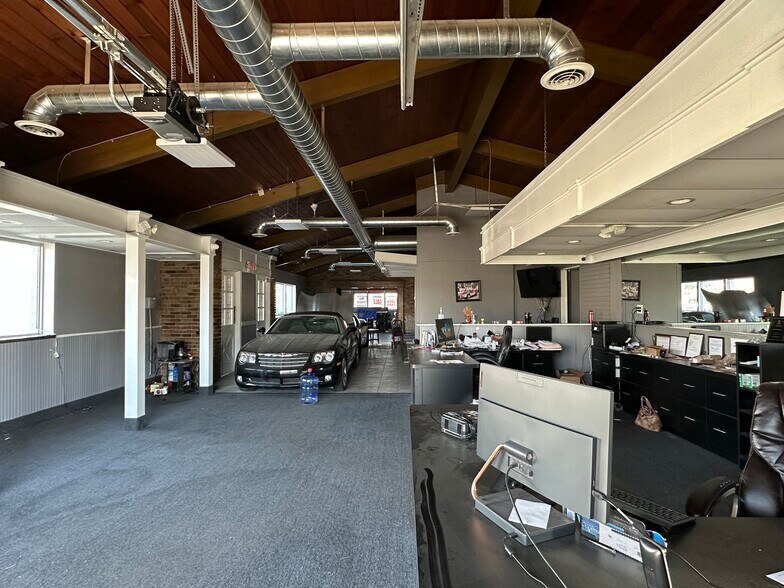 More Photos Of 28333 Grand River Ave, Farmington Hills Auto Dealership For Lease