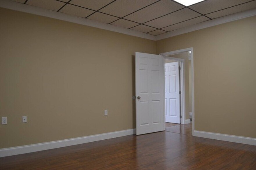 More Photos Of 29 Crestview Dr, Dunlap Loft Creative Space For Sale