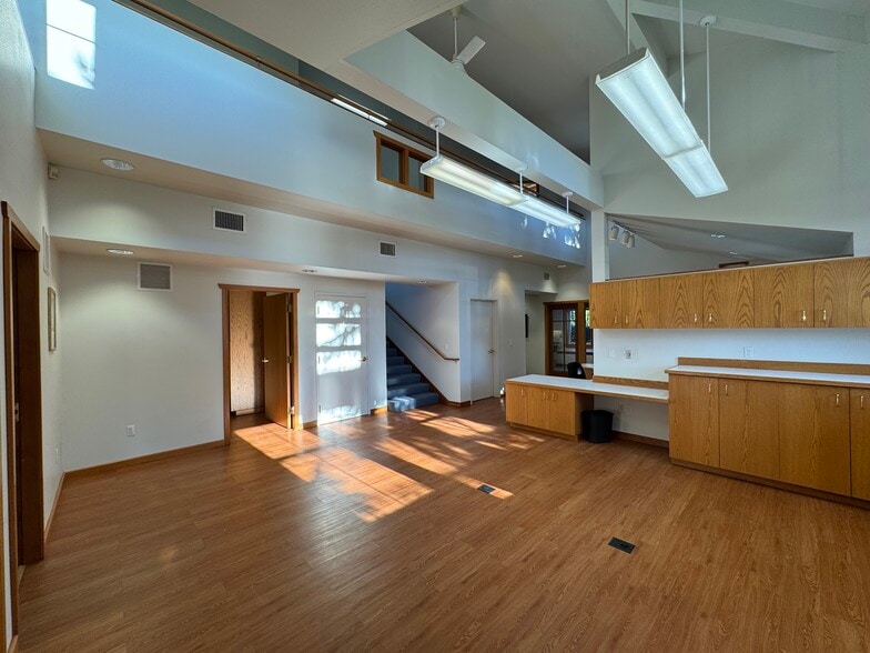 More Photos Of 301 W Blackburn Rd, Mount Vernon Office For Lease