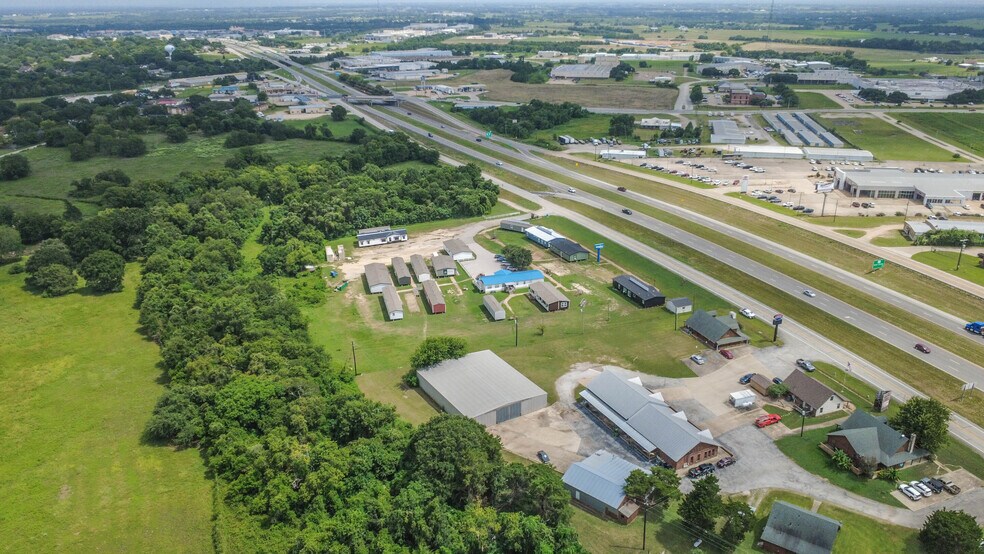 More Photos Of 1608 Highway 290 W, Brenham Showroom For Lease