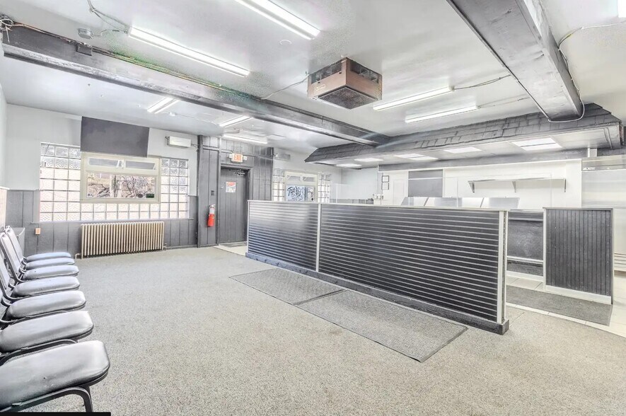 More Photos Of 825 5th Ave, East McKeesport Bar For Lease