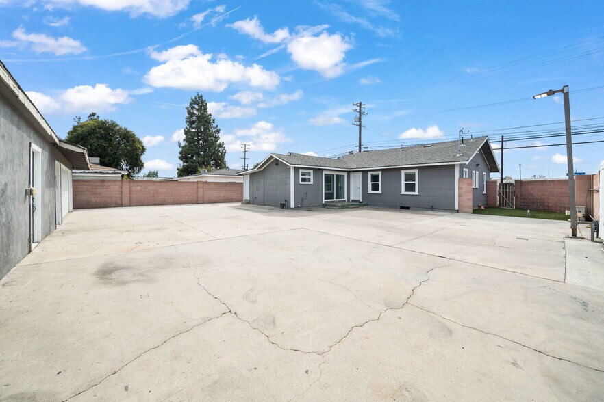 More Photos Of 2283 N Batavia St, Orange Contractor Storage Yard For Sale
