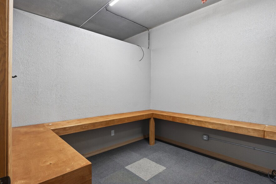 More Photos Of 1063-1123 Weir Dr, Woodbury Medical For Sale