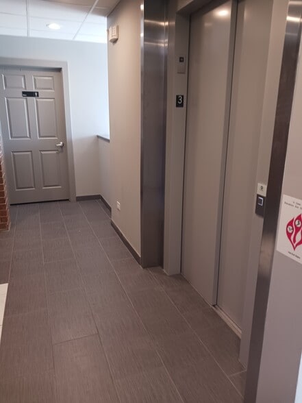 More Photos Of 880 N York Rd, Elmhurst Medical For Lease