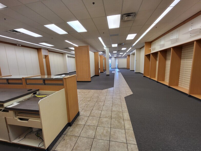 More Photos Of 3201 Lusk Dr, Neosho Storefront For Lease