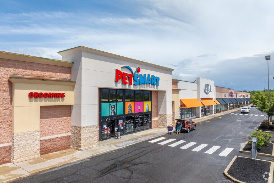 More Photos Of 640 N West End Blvd, Quakertown Storefront For Lease
