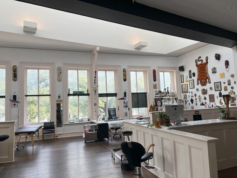 More Photos Of 7-9 E Bay St, Savannah Bar For Sale