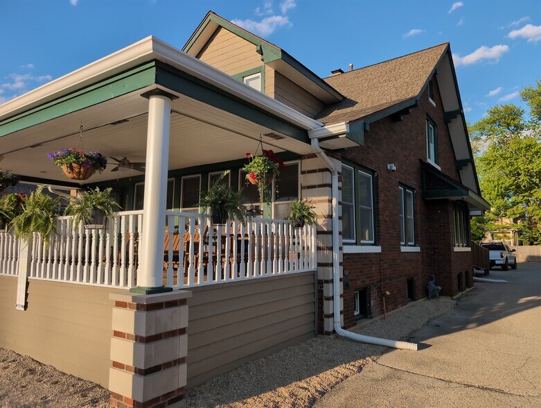 More Photos Of 417 N Hough St, Barrington Medical For Sale