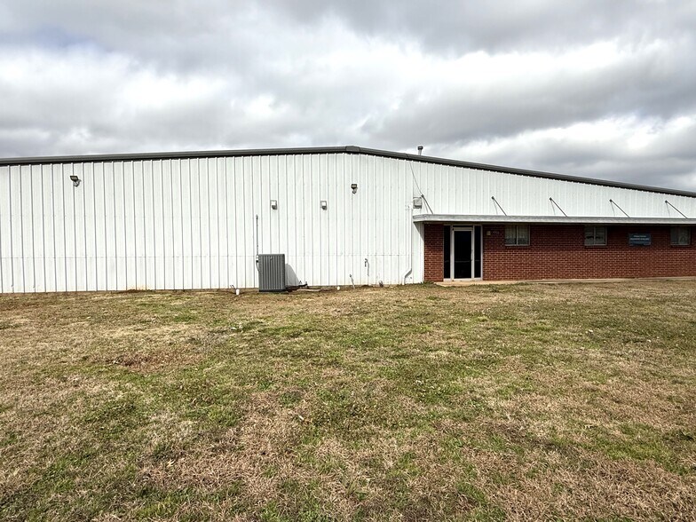 More Photos Of 2911 Douglas Dr, Bossier City Light Distribution For Lease
