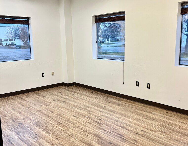 More Photos Of 1471 E Commercial Dr, Meridian Warehouse For Lease