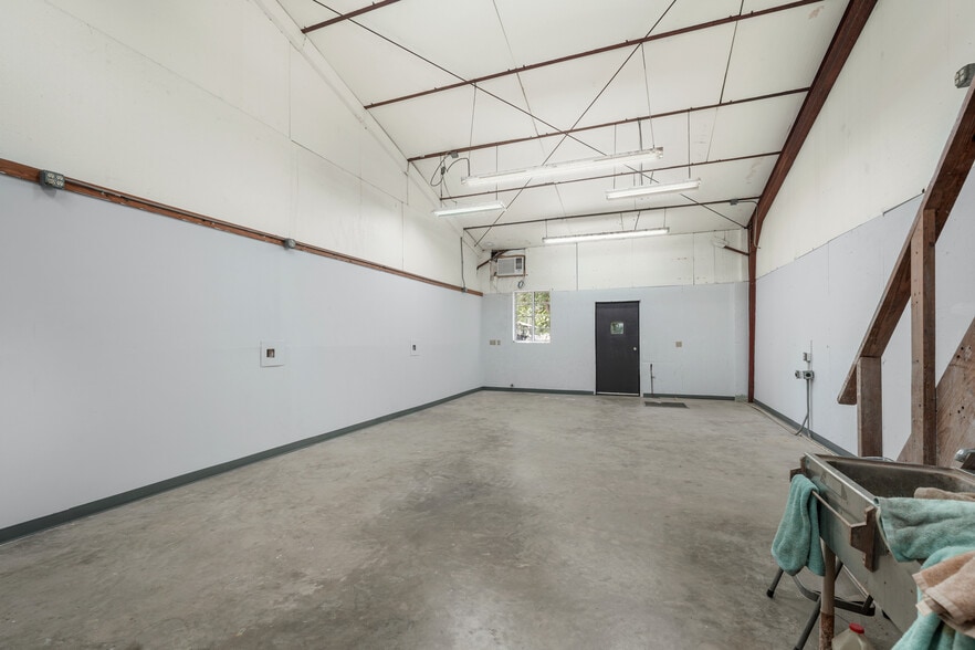 More Photos Of 4231 Bellaire Blvd, Houston Light Distribution For Lease