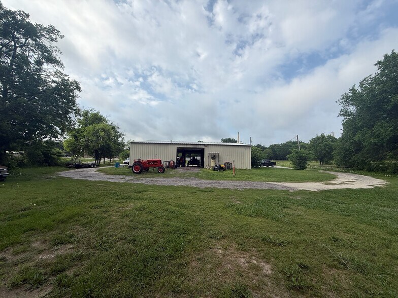 More Photos Of 966 E Ovilla Rd, Red Oak General Retail For Sale
