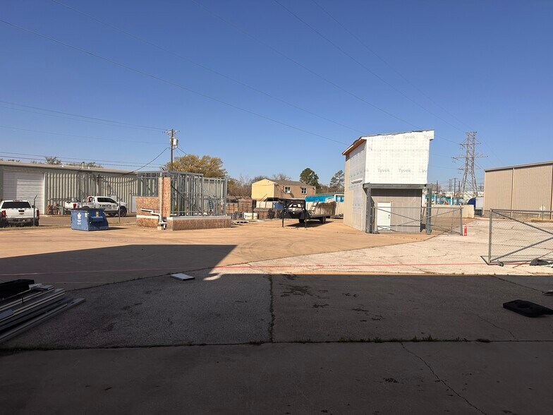 More Photos Of 418 E Jones St, Lewisville Manufacturing For Lease