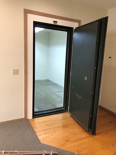 More Photos Of 2107 Livingston St, Oakland Warehouse For Lease