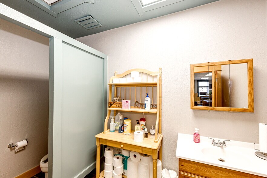 More Photos Of 228 Comanche St, Kiowa Office For Sale