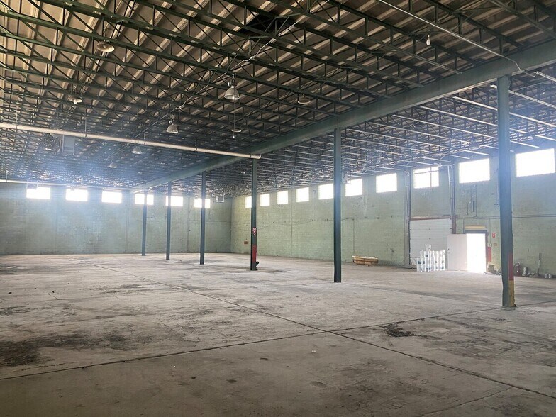 More Photos Of 195 Freight St, Waterbury Bar For Sale