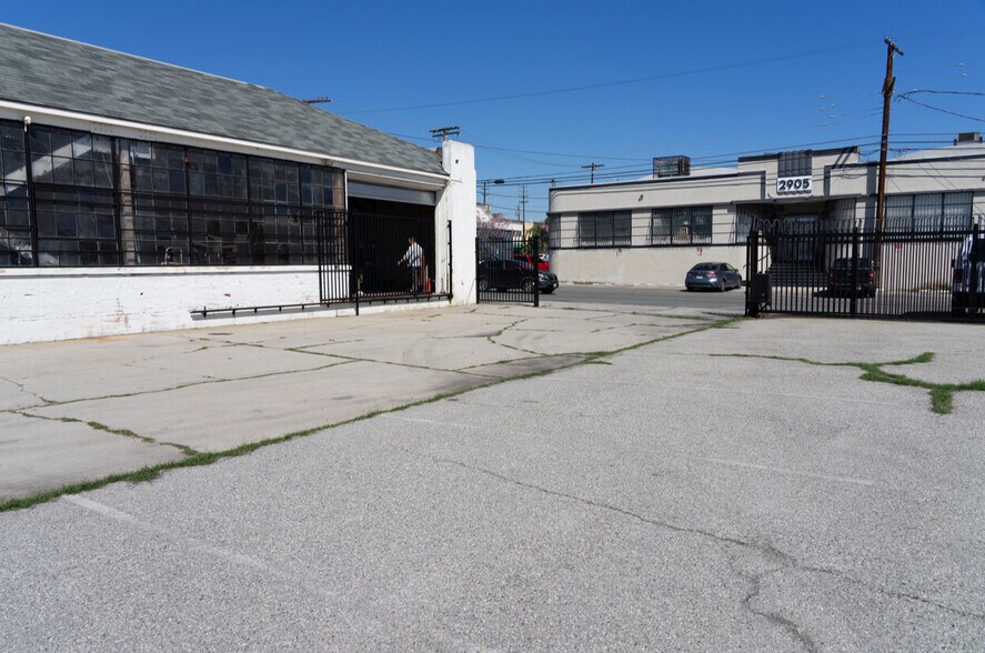 More Photos Of 2900 E 11th St, Los Angeles Warehouse For Lease