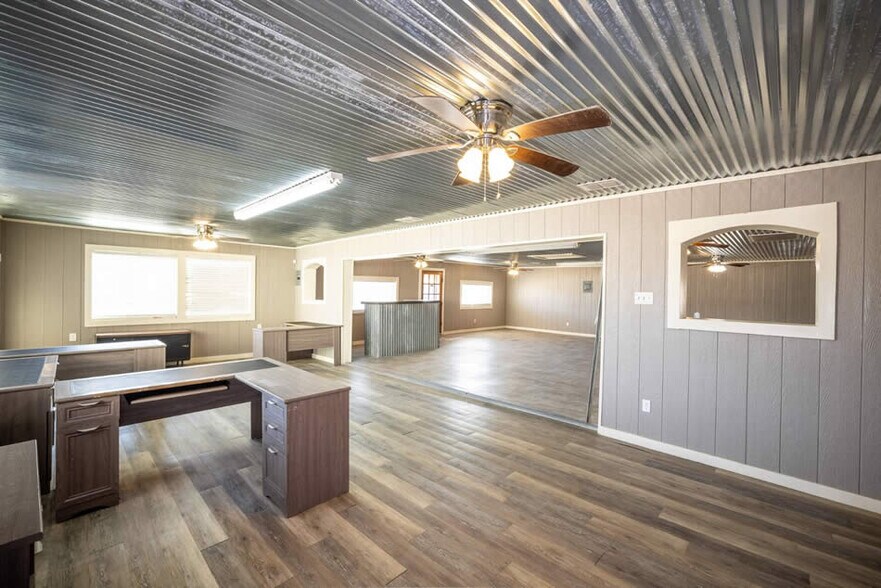 More Photos Of 713 N Riedel St, Yorktown Office For Sale