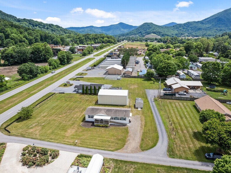 More Photos Of 25 Lester Ln, Waynesville Flex For Sale