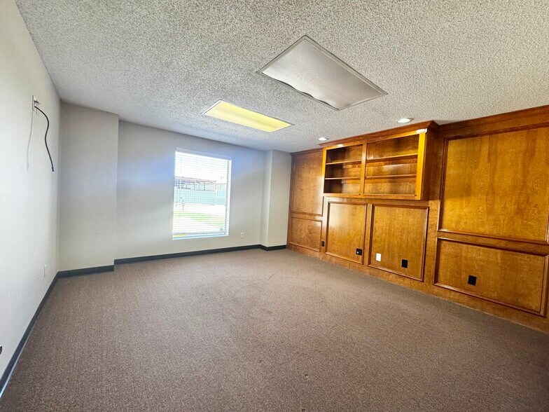 More Photos Of 9215 Thomasville Dr, Houston Warehouse For Lease