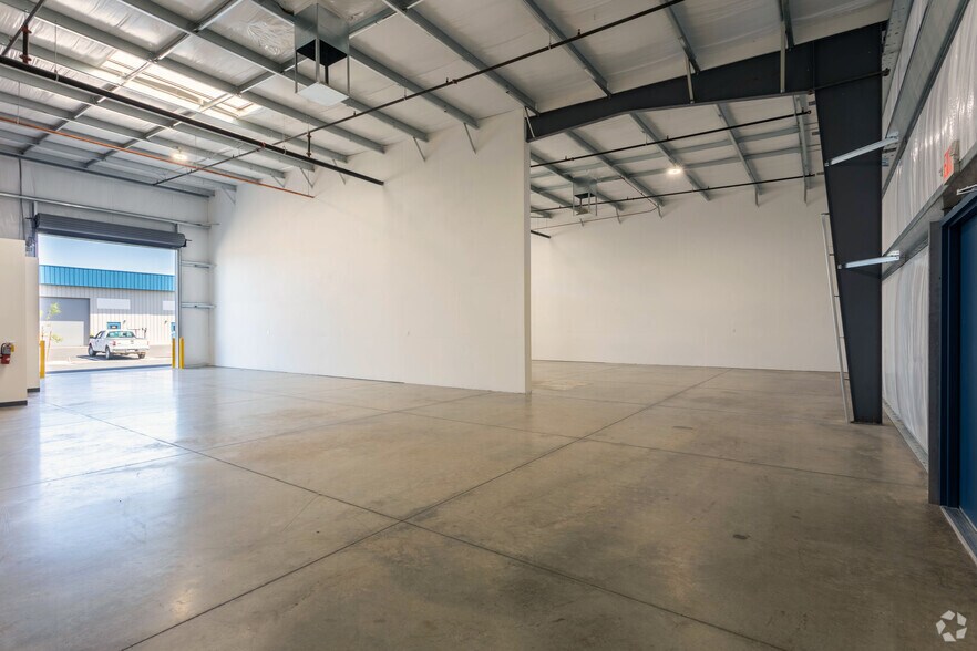 More Photos Of 325-355 S Schnoor Ave, Madera Warehouse For Lease