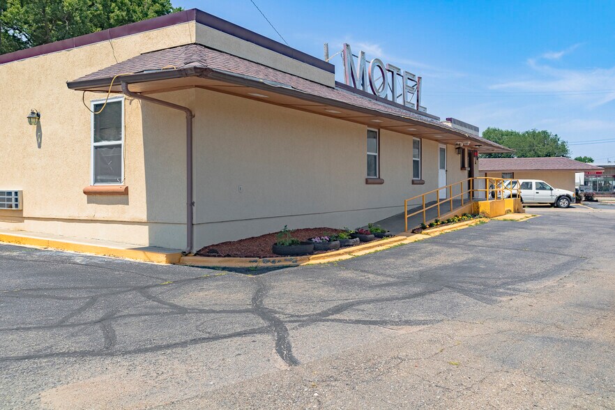 More Photos Of 820 S Washington St, Junction City Hotel For Sale