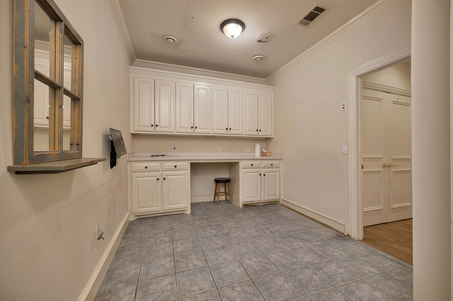 More Photos Of 504 N Euless Main St, Euless Carwash For Sale