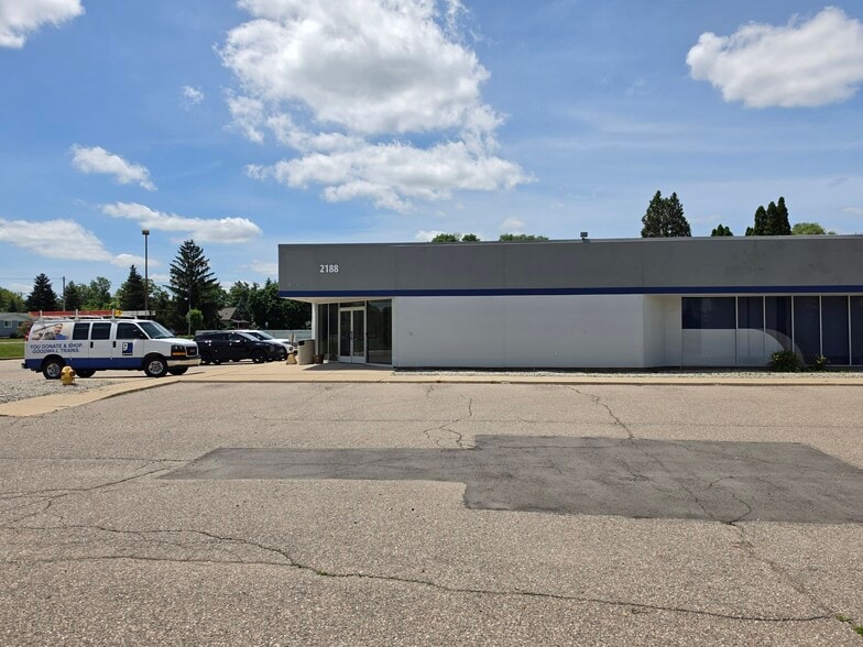 More Photos Of 2188 S Center Rd, Burton Freestanding For Sale