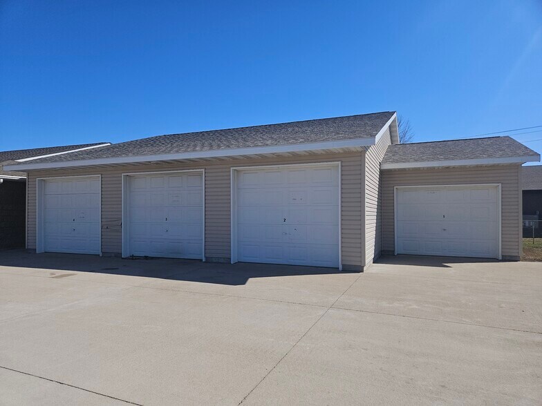 More Photos Of 1955 1st Ave N, Windom Hotel For Sale