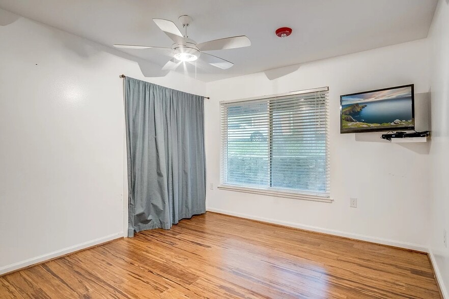 More Photos Of 921 NW 9th St, Grand Prairie Assisted Living For Sale