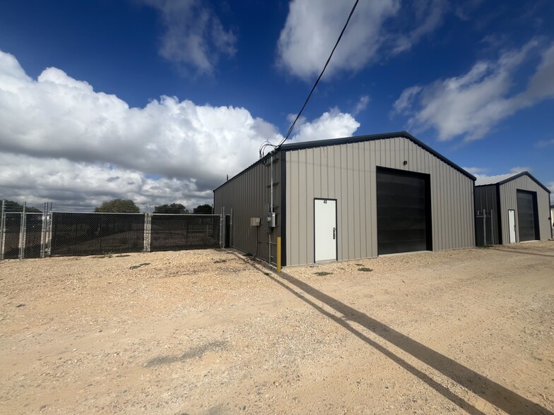 More Photos Of 40 Sauder Dr, New Braunfels Warehouse For Lease