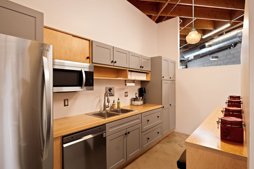 More Photos Of 5450-5458 W Washington Blvd, Los Angeles Office For Sale