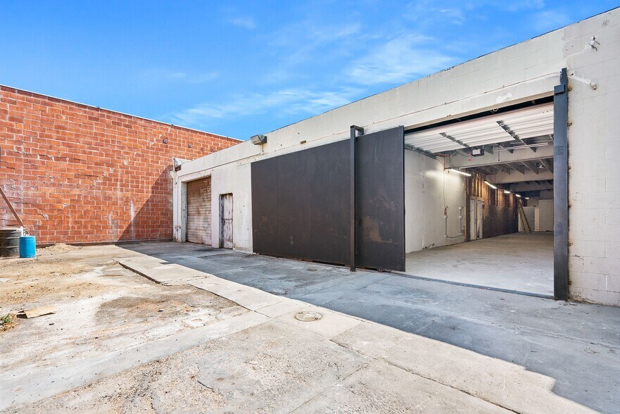 More Photos Of 18141 Napa St, Northridge Warehouse For Lease