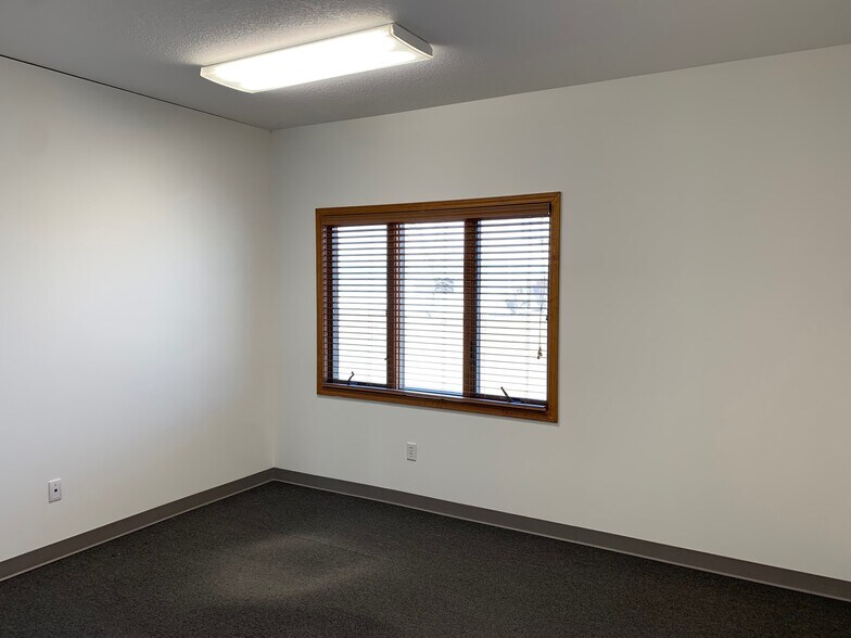 More Photos Of 1014 Ekstam Dr, Bloomington Office For Lease
