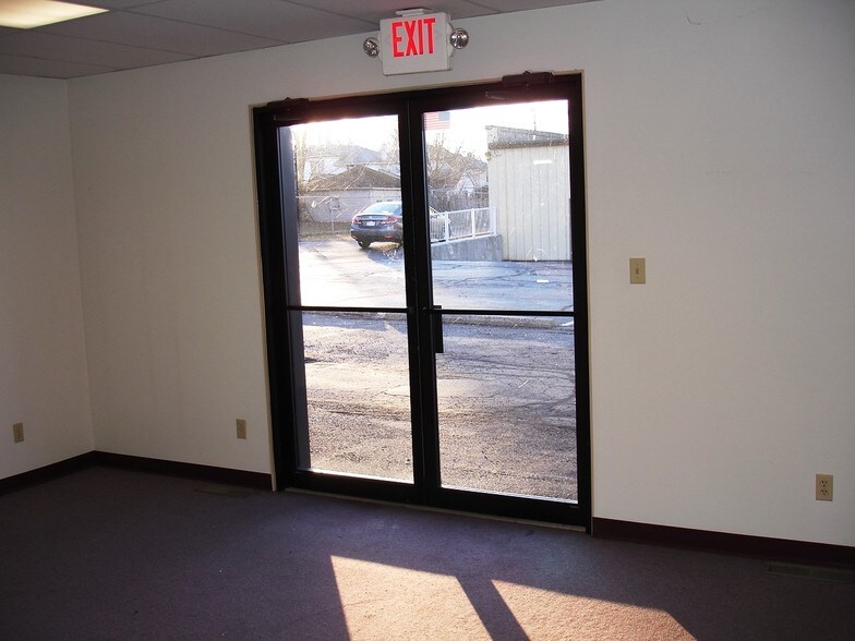 More Photos Of 1711 W Main St, Springfield General Retail For Sale