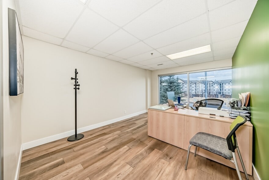 More Photos Of 1803 60th St SE, Calgary Mixed Retail For Sale