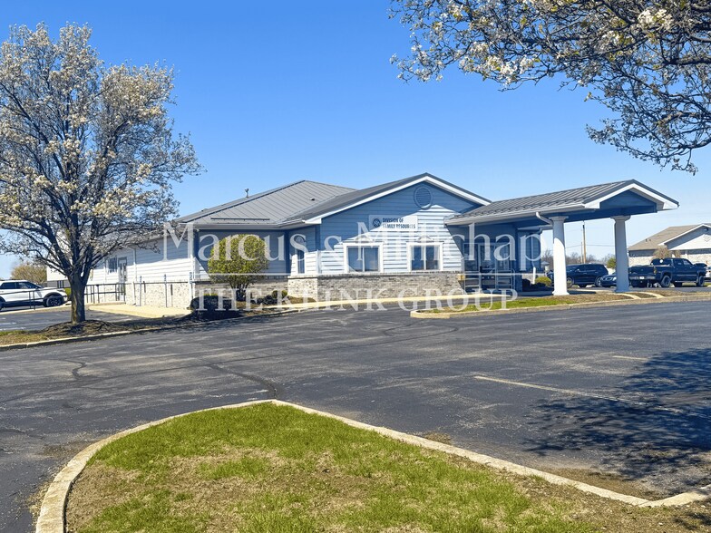 More Photos Of 2007 N Walnut St, Hartford City Office For Sale