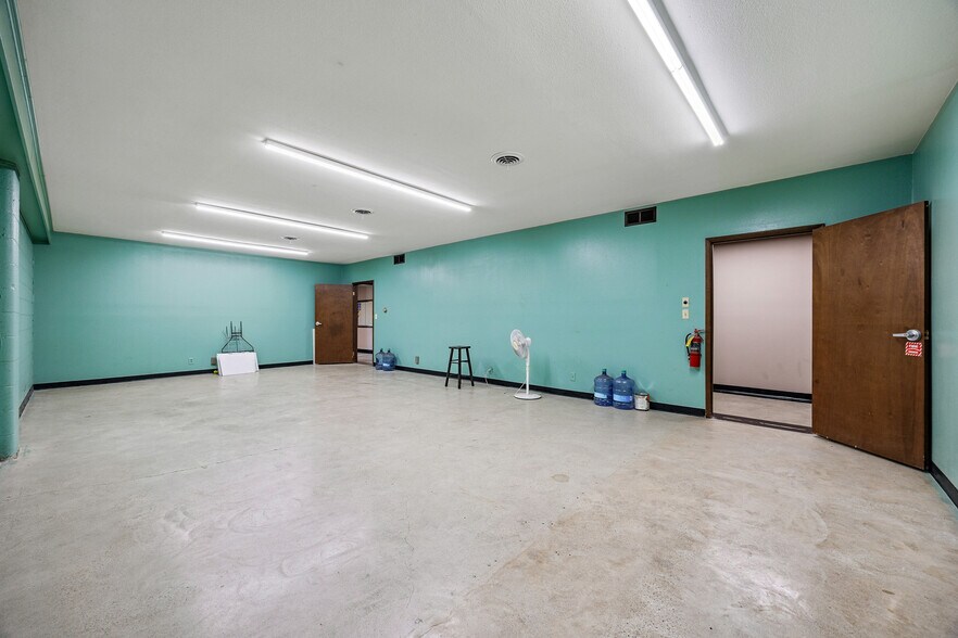 More Photos Of 2860 Industrial Park Rd, Iowa City Warehouse For Sale