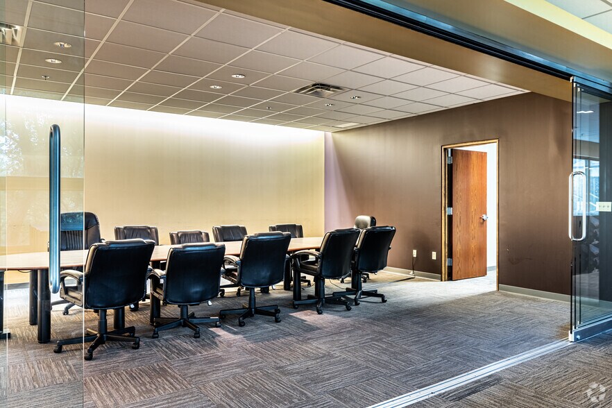 More Photos Of 25501 W Valley Pky, Olathe Unknown For Lease
