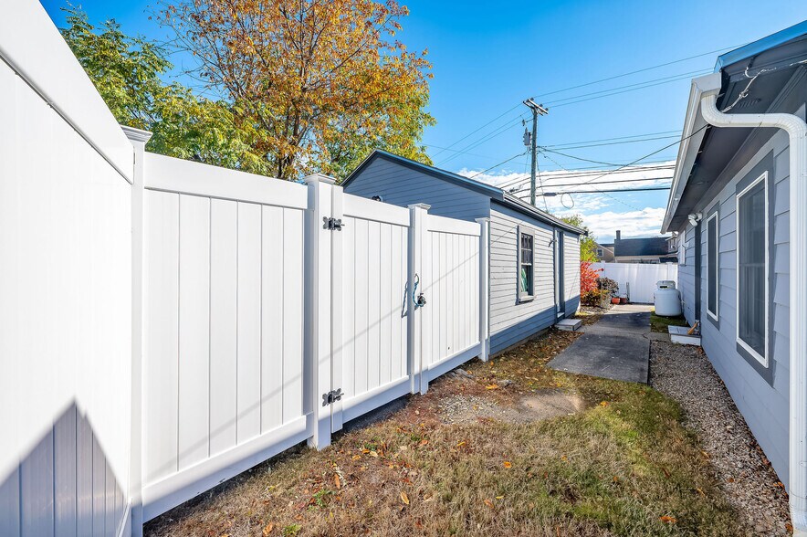 More Photos Of 112 Lafayette Rd, North Hampton General Retail For Sale